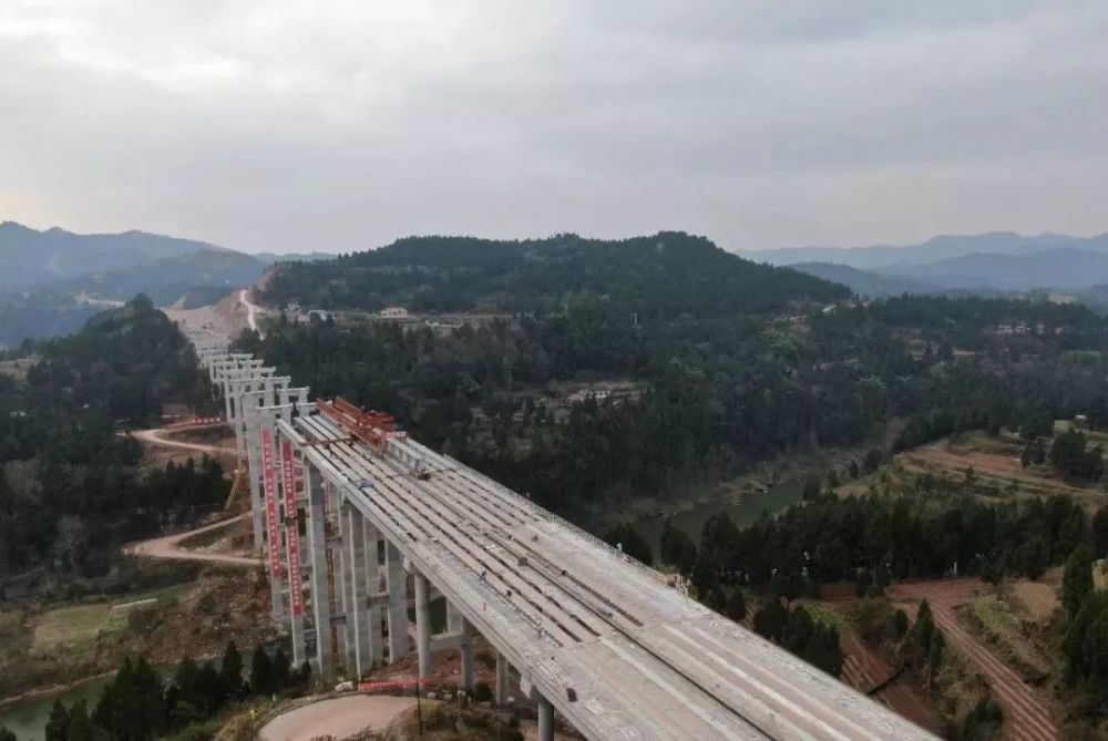 铜安乐高速 这条高速从铜梁经潼南,安岳,资中到乐山. 全长约232.