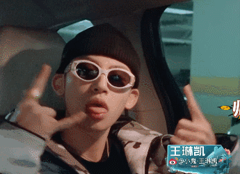 还是机场造型,潮流感十足的工装马甲的运用,将原本可爱娃娃脸的小鬼