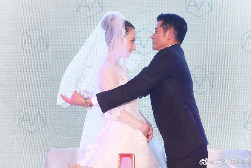 郭富城结婚两周年,婚礼现场照曝光,他眼神宠溺看着老婆方媛