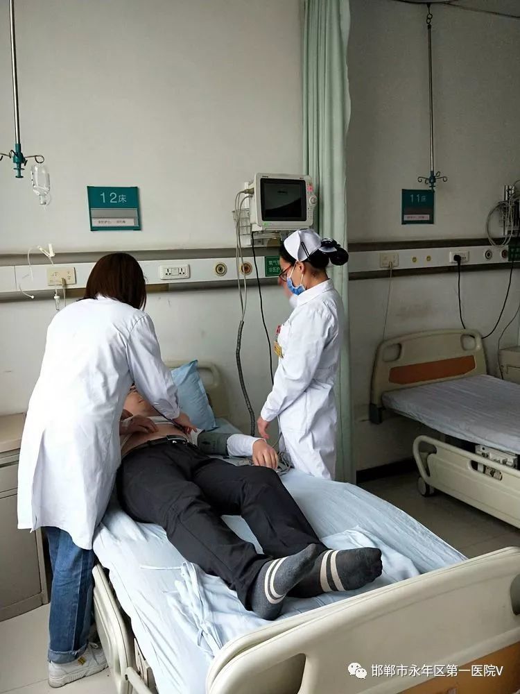冯丹丹医生立即到病房看病人,询问病人情况,为病人听诊.