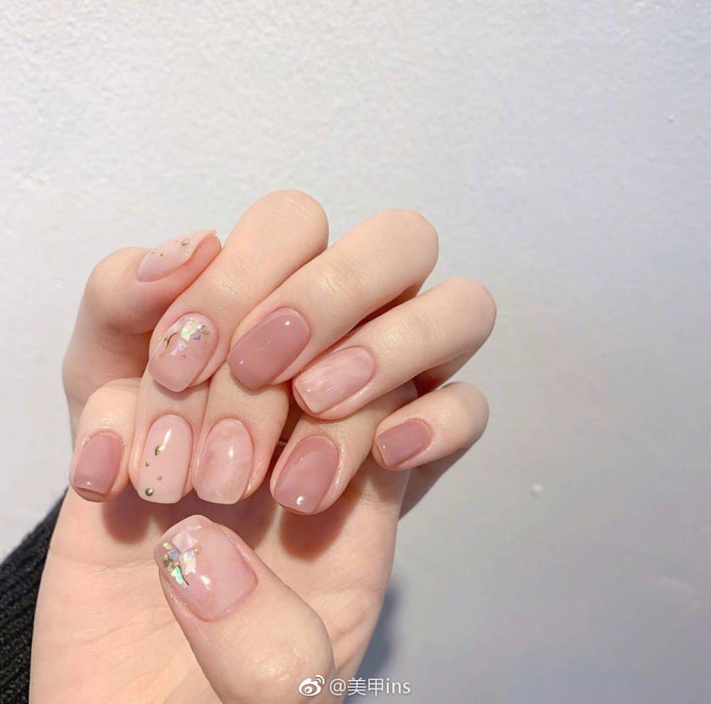 上班族浅色美甲，简单却又非常好看的美甲快来看看吧！-天天快报