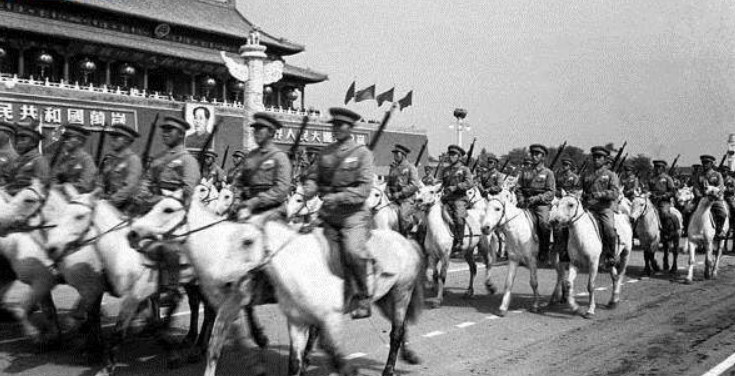 不要嘲笑印度,我们也曾使用万国牌,1949年阅兵上武器多样