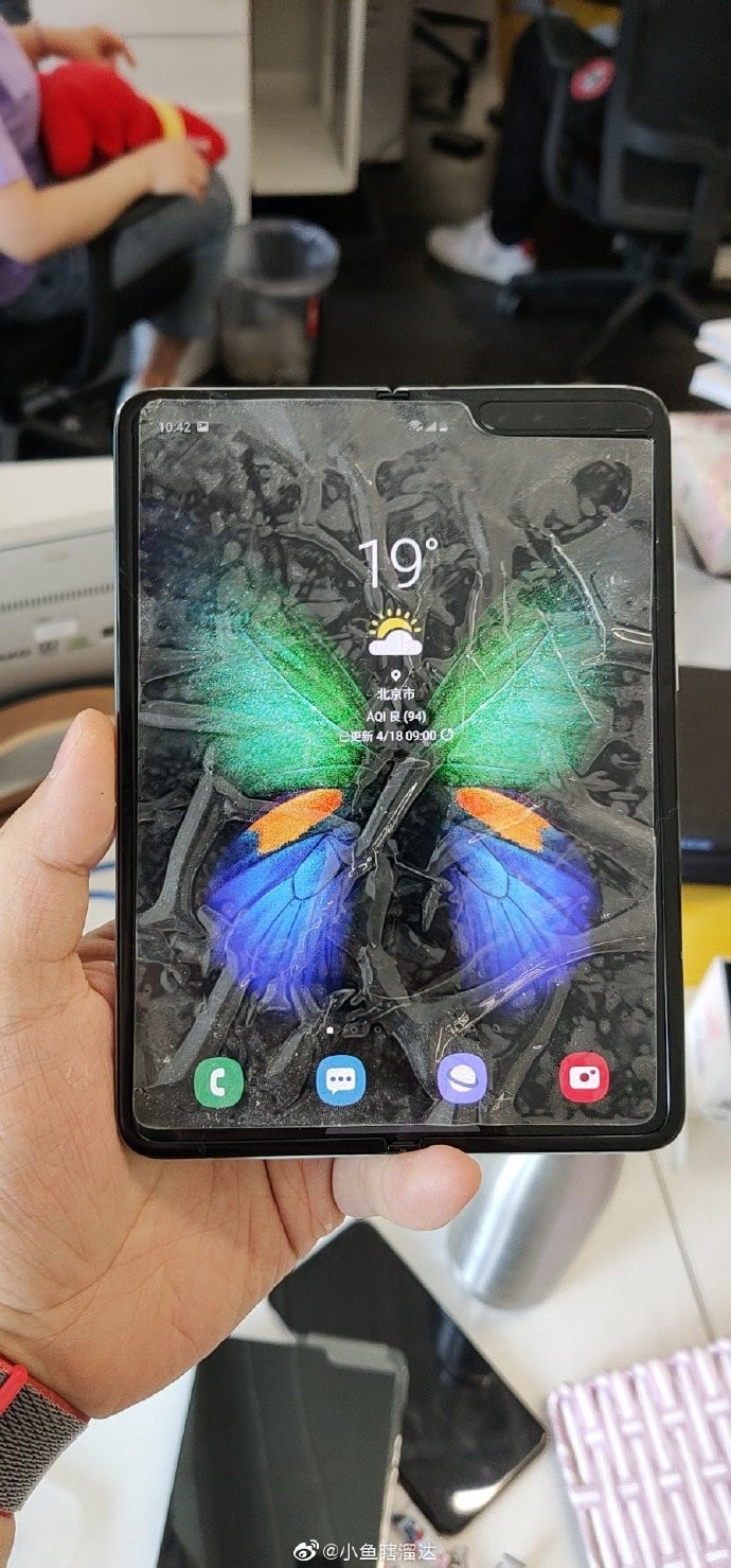 三星7070折叠手机碎屏,三星折叠屏手机7070 三星可折叠屏幕手机出现故障!撕开手机膜后秒坏,华为要偷笑了!