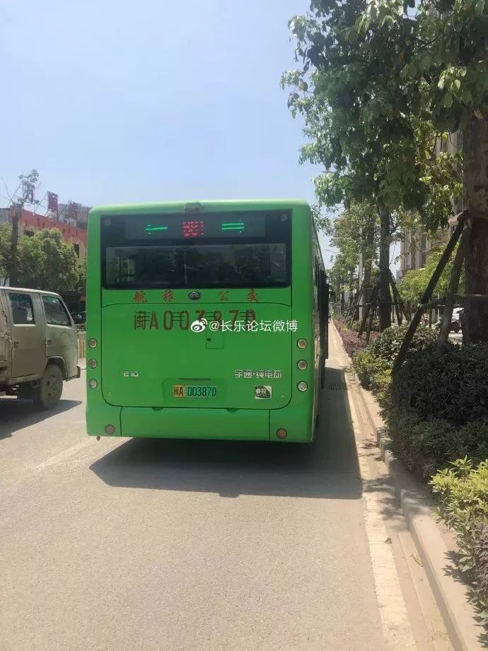 长乐681路公交车斑马线上撞伤行人