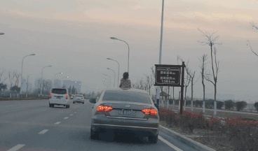 危险当然这其中也不乏一些大朋友也在进行类似操作让孩子探出天窗