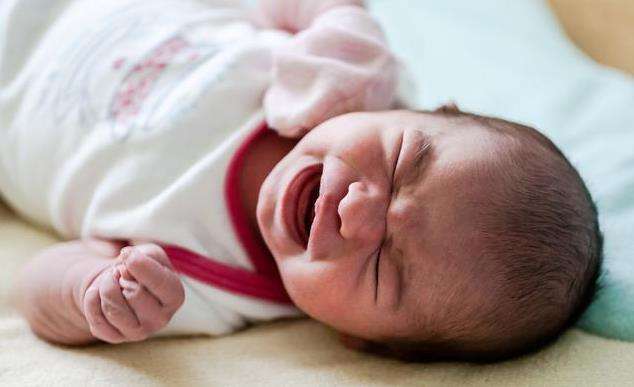 哄了半个小时宝宝终于睡着,妈妈掀开脸上的毛