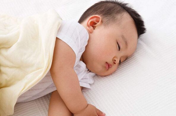 哄了半个小时宝宝终于睡着,妈妈掀开脸上的毛