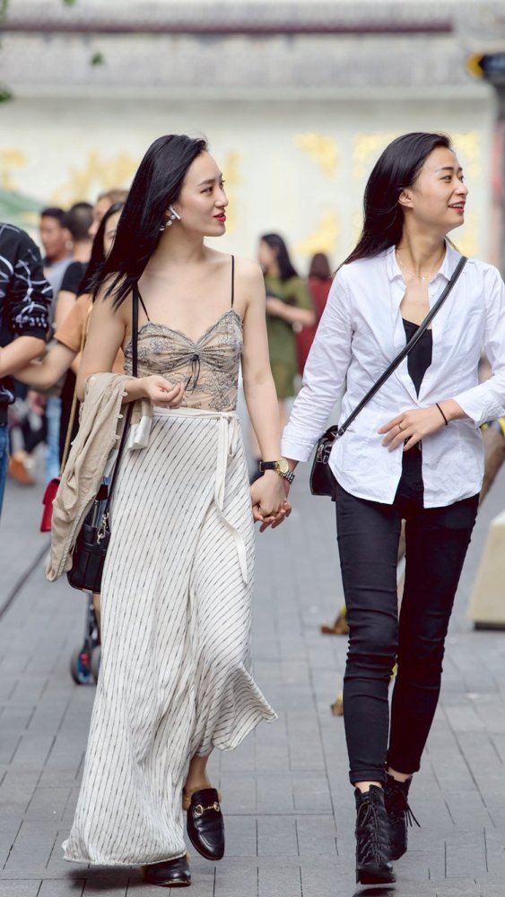 美女街拍:手牵手的姐妹花逛街,优雅大方穿搭,贵气逼人