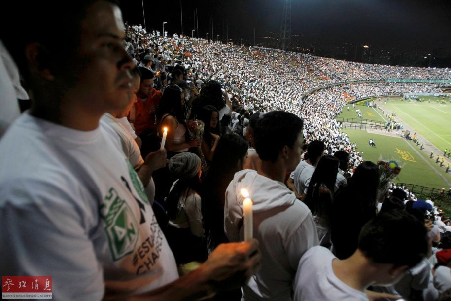 球迷到赛场悼念巴西坠机球员