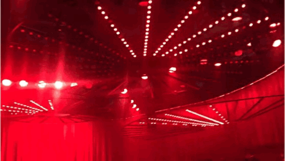 随即的音乐大party也是让人被炫到晃眼,在音乐的节奏感中,霓虹灯肆意