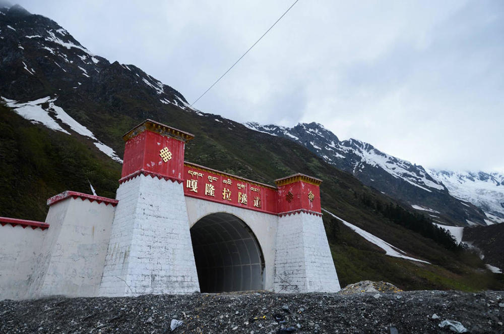工程位于西藏自治区路线全长117公里,其中嘎隆拉雪山实施3315米隧道
