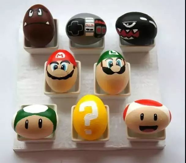 在英国,传统的复活节彩蛋是真鸡蛋制作的,在上面描画出五颜六色的图案