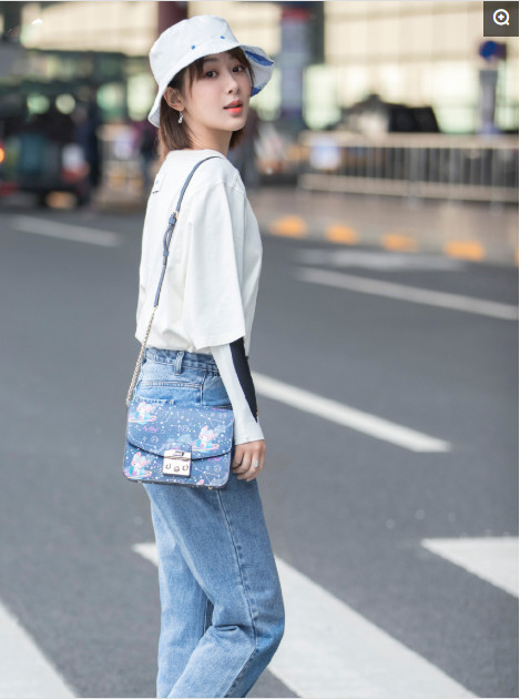 杨紫街拍靓照:别样清新小甜美,少女感爆棚