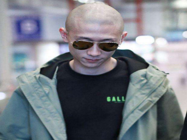 张一山光头造型,邪笑坏劲十足,网友:更有男人味了!