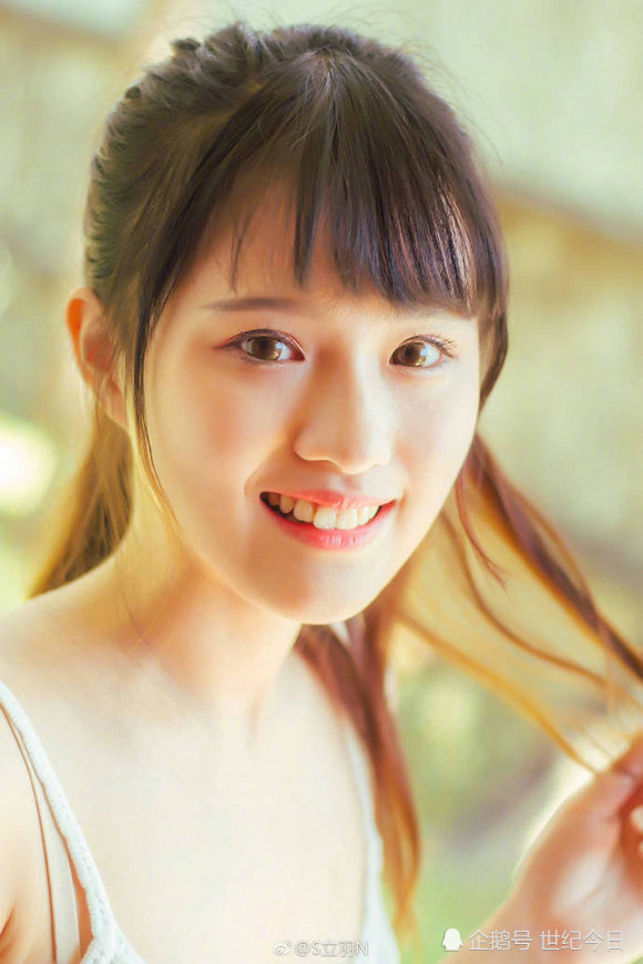 戏水女孩散发夏日香气 气质灵动可爱