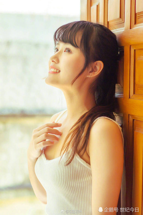 戏水女孩散发夏日香气 气质灵动可爱