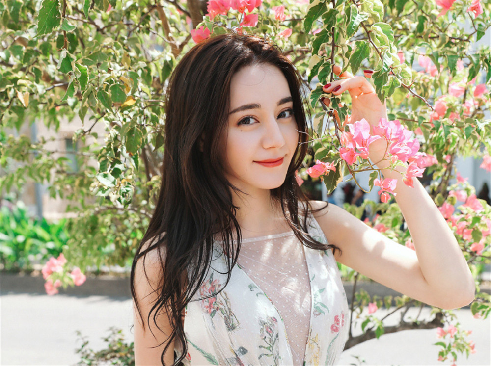迪丽热巴时尚美照,笑容又暖又甜,真像个小仙女