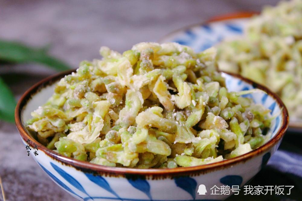 【家常蒸槐花】 主要食材:槐花,淀粉,面粉 买来的槐花要挑拣干净,里面