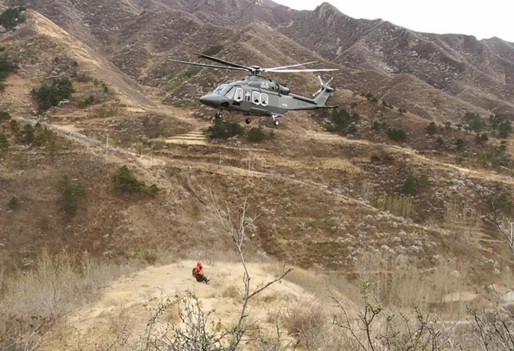 急!驴友登山摔伤被困,直升机绞车救援14分钟疾驰送医