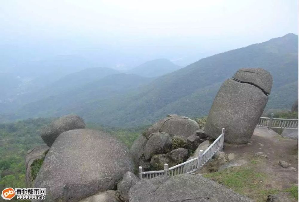 这样一个另类的垃圾箱出现, 会使得原来的自然风景被破坏掉!