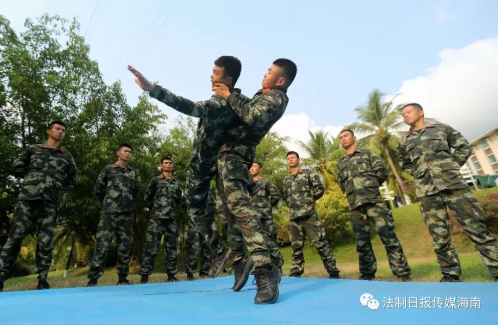 4月19日,武警三亚支队官兵在烈日下进行擒敌训练