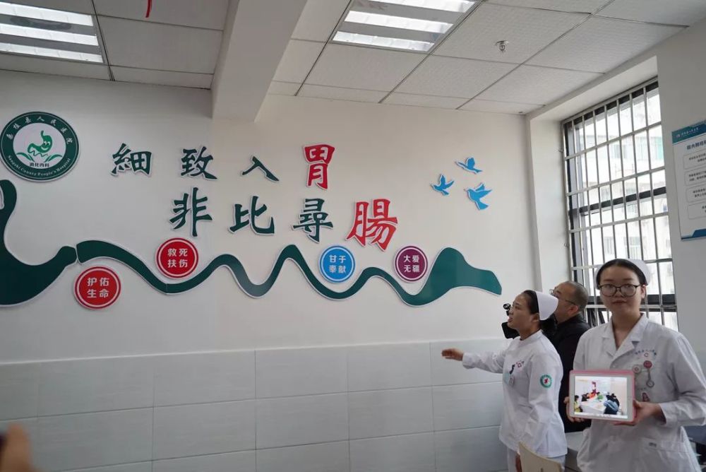 现场验收时,验收组不放过任何一个细节,药品的摆放,标签的规范,文化
