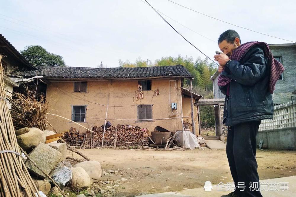 安庆山村泥巴屋,矗立在楼房中间,吸引人眼球