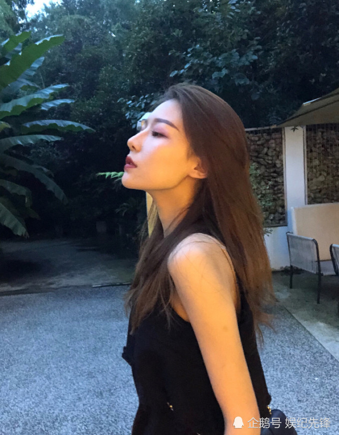 温婉深夜晒素颜照,看到这一幕让人羡慕,网友:难怪身材