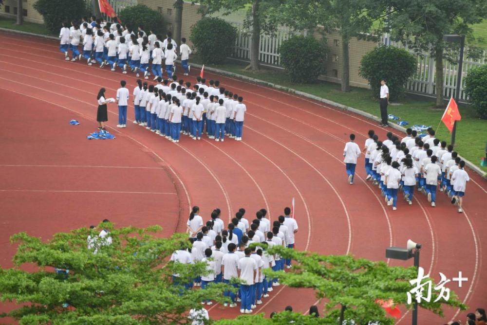 学生展示"十八般武艺,佛山市超盈实验中学开放日举行