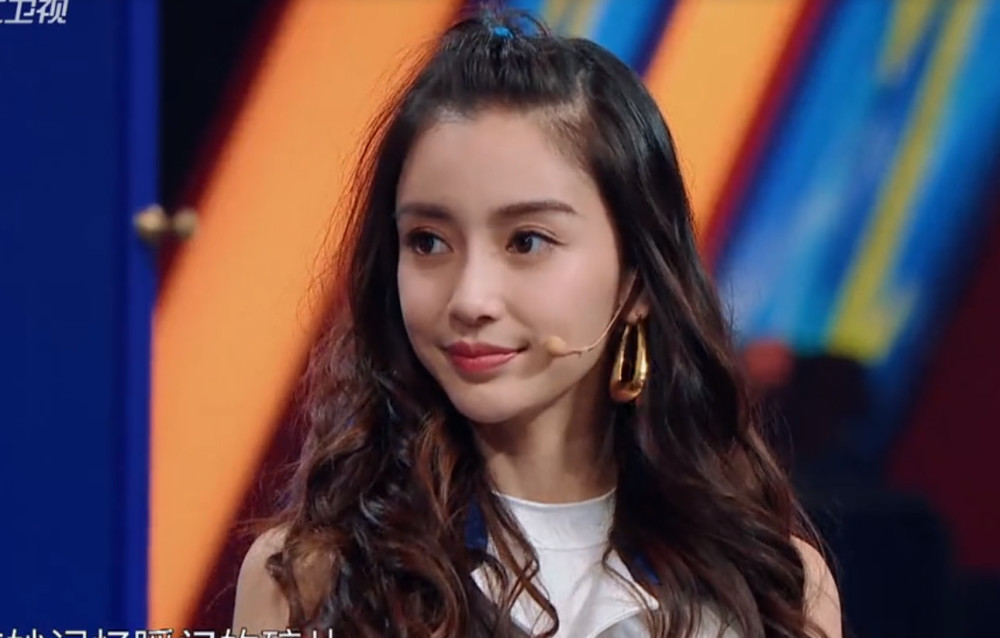 杨颖录节目时,镜头拉近有谁注意她脸型的变化?网友:太