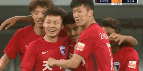 阿兰进球被var抹掉,站位同一条线却被判越位,遭争议