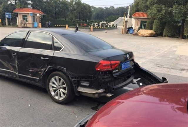 日系车蹭到大众帕萨特,看到事故现场后,网友:给德系车
