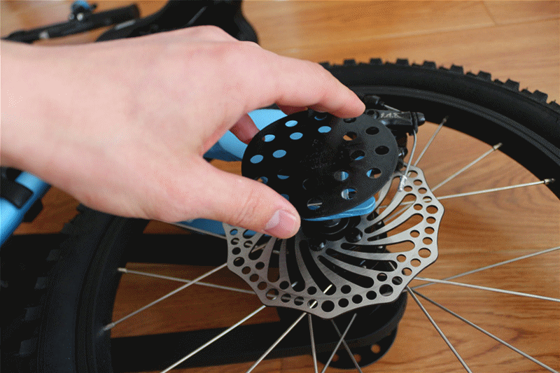 脚撑安装好以后,就可以将童车立起来啦,不过这款童车为18寸的,官方