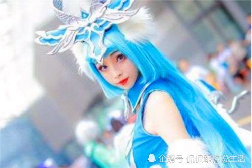 cos王者荣耀的小姐姐,看到"女装大佬"后,网友:美的过分!
