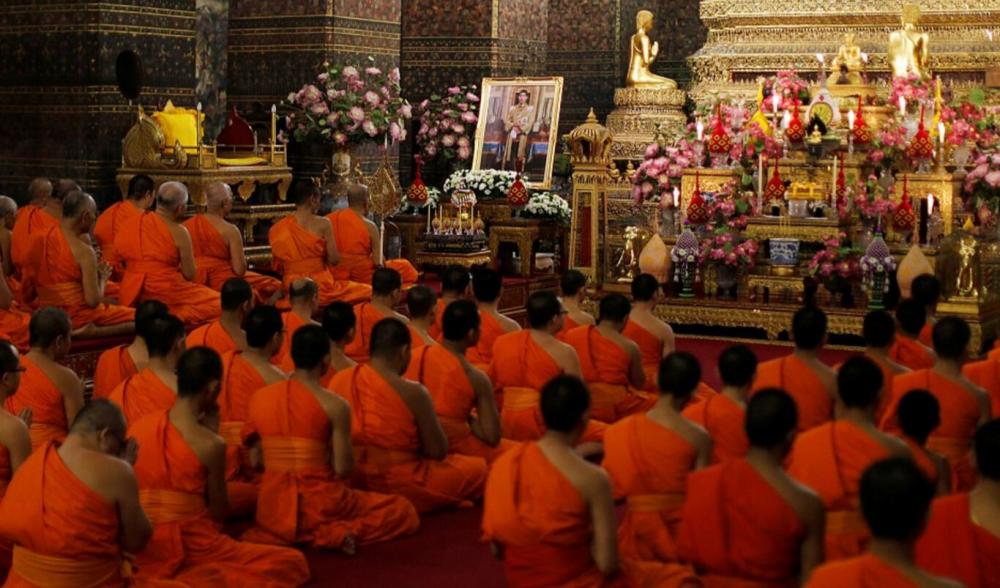 泰国新国王加冕全程:大臣躺着致敬