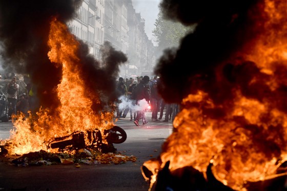巴黎圣母院火灾后,法国黄背心抗议者周末再次