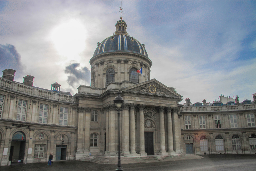 法国的标志之一巴黎圣母院,已有856年,起火之