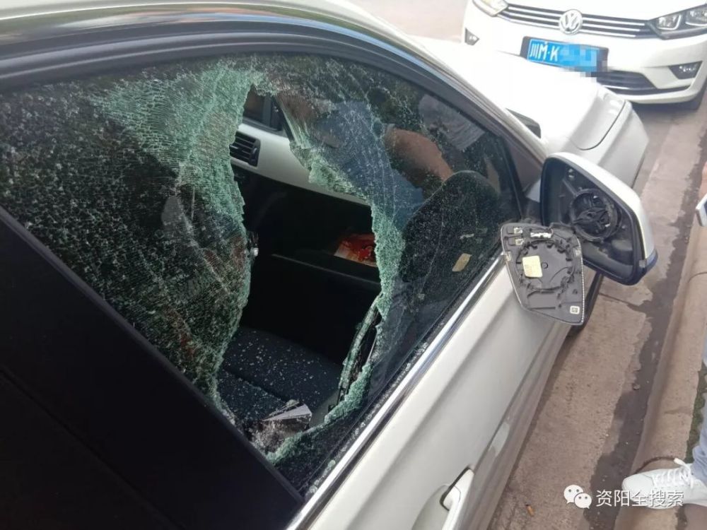 昨晚,资阳沱江新城(沱三桥桥头附近)两车车窗被砸,一辆是川a的宝马