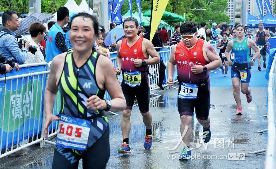 4月21日,亚洲杯铁人三项大师组正在江西德兴市凤凰畔举行10公里跑步赛