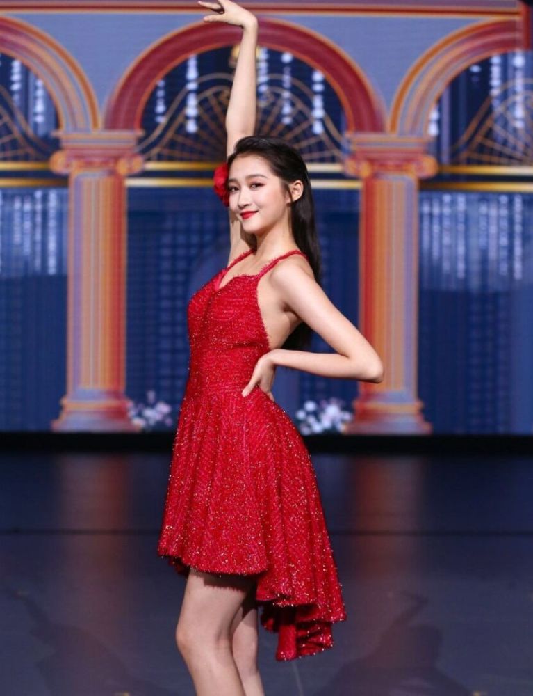 盘点《王牌4》中关晓彤"八个"完美造型,只失误一次,输