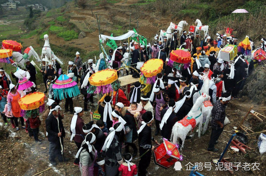 第一,办"白事"请歌舞团表演