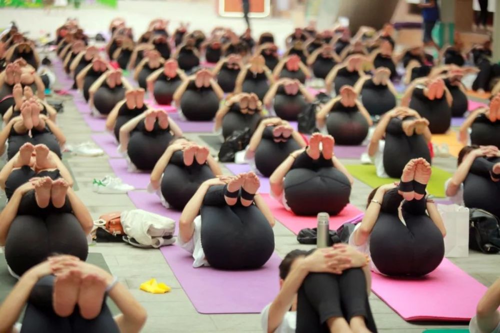 震撼!高州500多人上演大型户外公益瑜伽秀