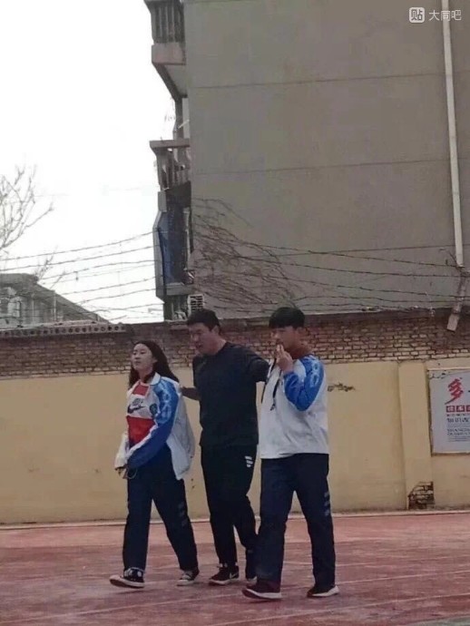 早恋小学生操场墙边"亲亲",网友:可怜,还没接轨就被老师抓!
