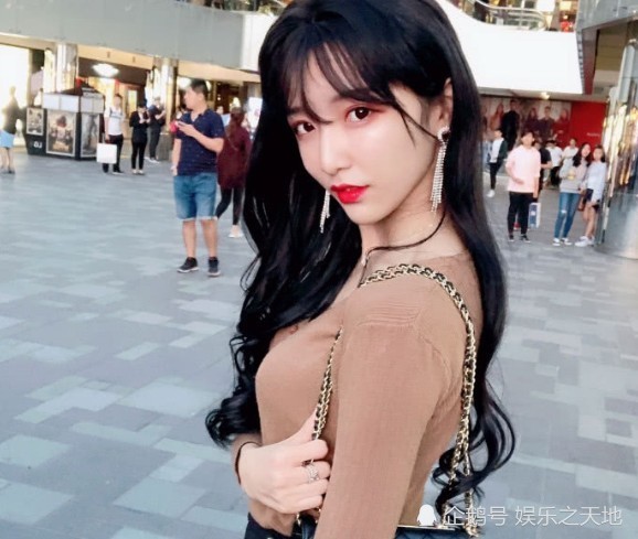女装大佬艾比美颜降级后,真实颜值竟是这样,网友:藏不