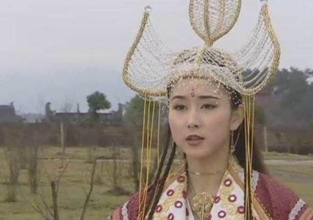 还有袁咏仪饰演的九天玄女,年轻时候的袁咏仪颜值是很服气的,还有这发