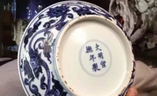 当代景德镇新仿大明宣德年制青花缠枝莲纹盘
