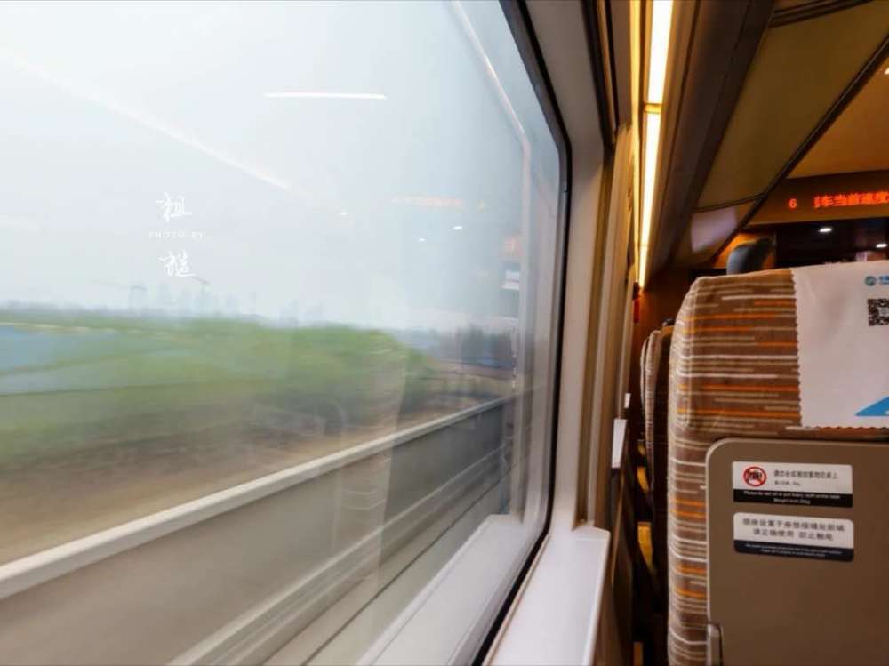 高铁旅行,靠窗座位被"霸占",情商高的这么解决,佩服