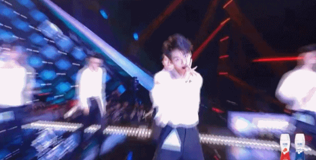 有粉丝形容,看何洛洛wink才知道,什么叫