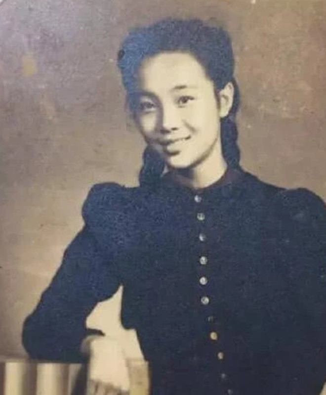 最后一位压寨夫人,年轻时候照片流出,网友:比明星还美