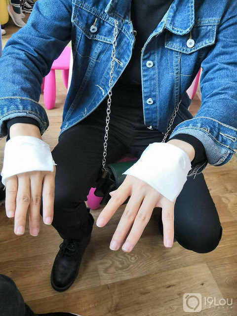 妈妈的手受伤了,孩子自学急救知识给妈妈包扎